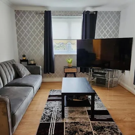 Spacious Ground Floor 2 Bedroom 2 Bathroom Flat In Hatfield Near Hertfordshire University Private Car Park Sleeps 5-6 Exterior foto
