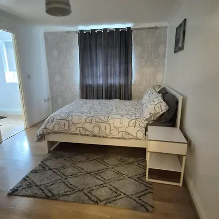 Spacious Ground Floor 2 Bedroom 2 Bathroom Flat In Hatfield Near Hertfordshire University Private Car Park Sleeps 5-6 Exterior foto
