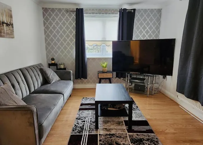 Spacious Ground Floor 2 Bedroom 2 Bathroom Flat In Hatfield Near Hertfordshire University Private Car Park Sleeps 5-6