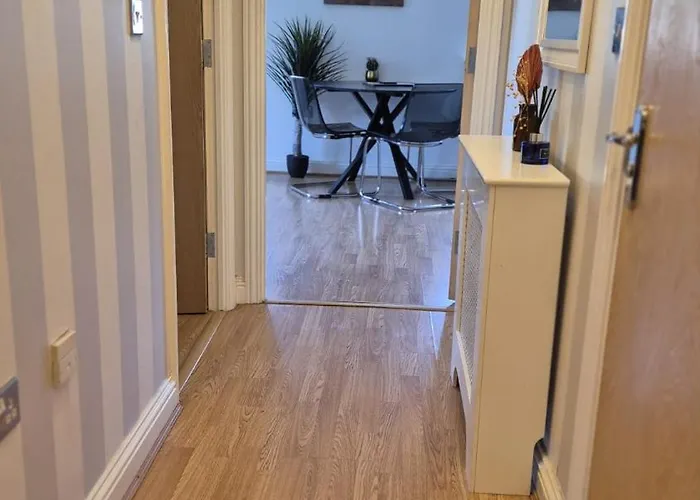 Spacious Ground Floor 2 Bedroom 2 Bathroom Flat In Hatfield Near Hertfordshire University Private Car Park Sleeps 5-6