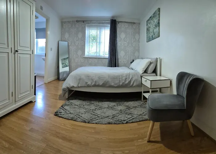 Spacious Ground Floor 2 Bedroom 2 Bathroom Flat In Hatfield Near Hertfordshire University Private Car Park Sleeps 5-6