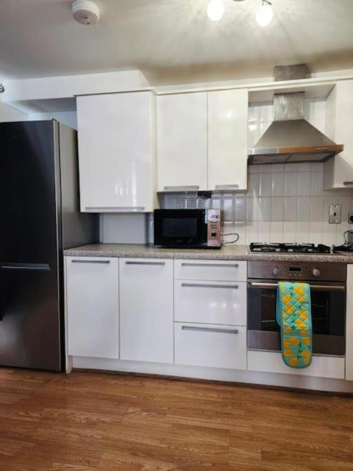 Spacious Ground Floor 2 Bedroom 2 Bathroom Flat In Hatfield Near Hertfordshire Private Car Park Sleeps 5-6
