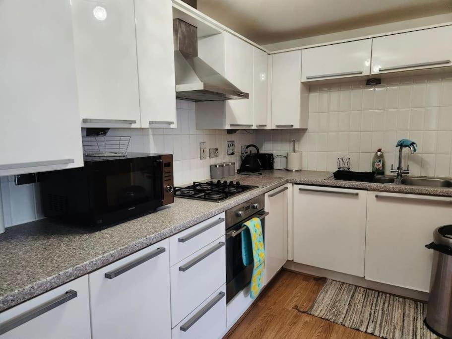Spacious Ground Floor 2 Bedroom 2 Bathroom Flat In Hatfield Near Hertfordshire Private Car Park Sleeps 5-6 Apartment