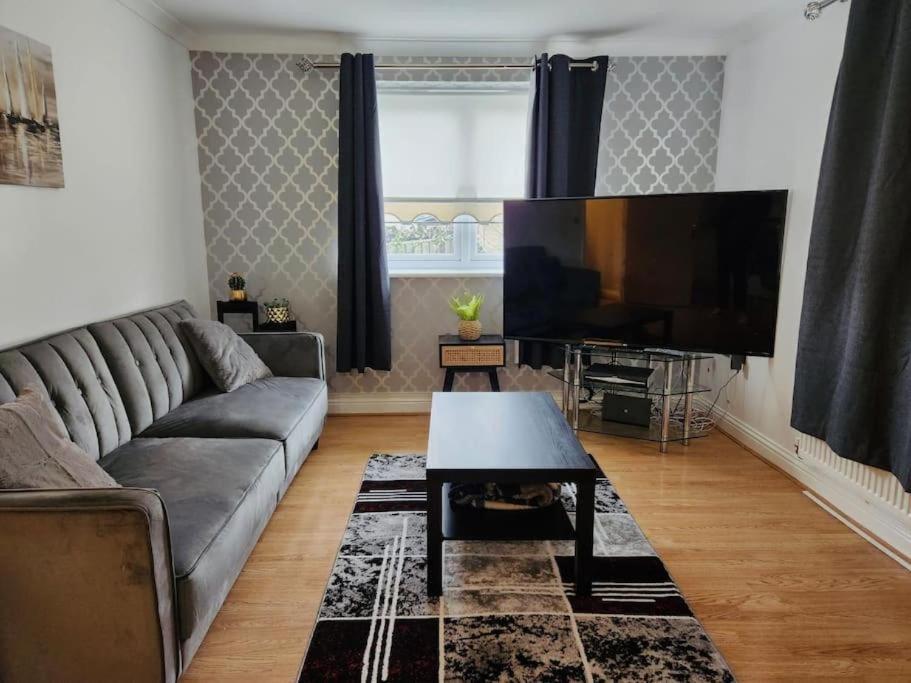 Spacious Ground Floor 2 Bedroom 2 Bathroom Flat In Hatfield Near Hertfordshire Private Car Park Sleeps 5-6 Apartment