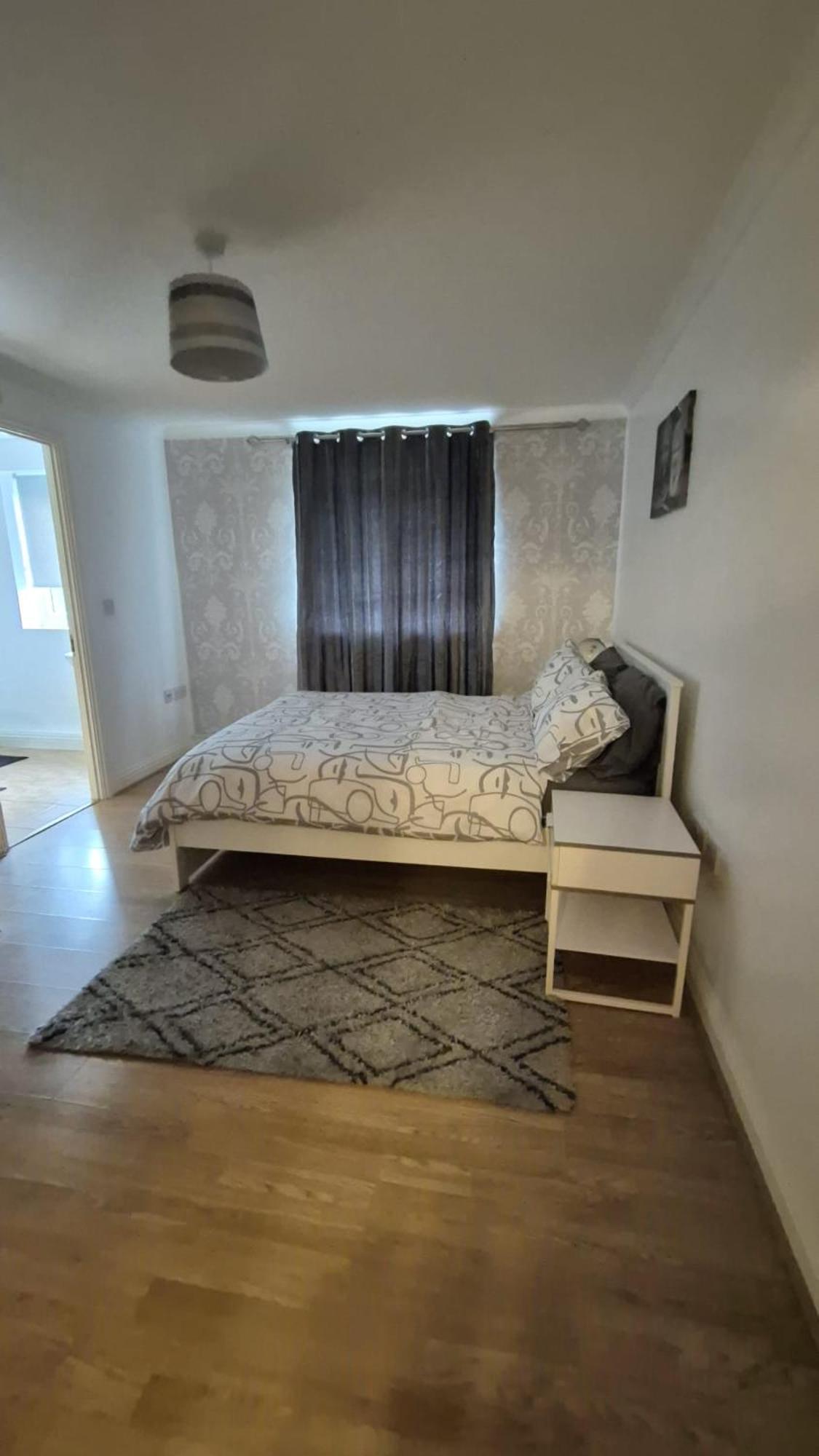 Spacious Ground Floor 2 Bedroom 2 Bathroom Flat In Hatfield Near Hertfordshire Private Car Park Sleeps 5-6