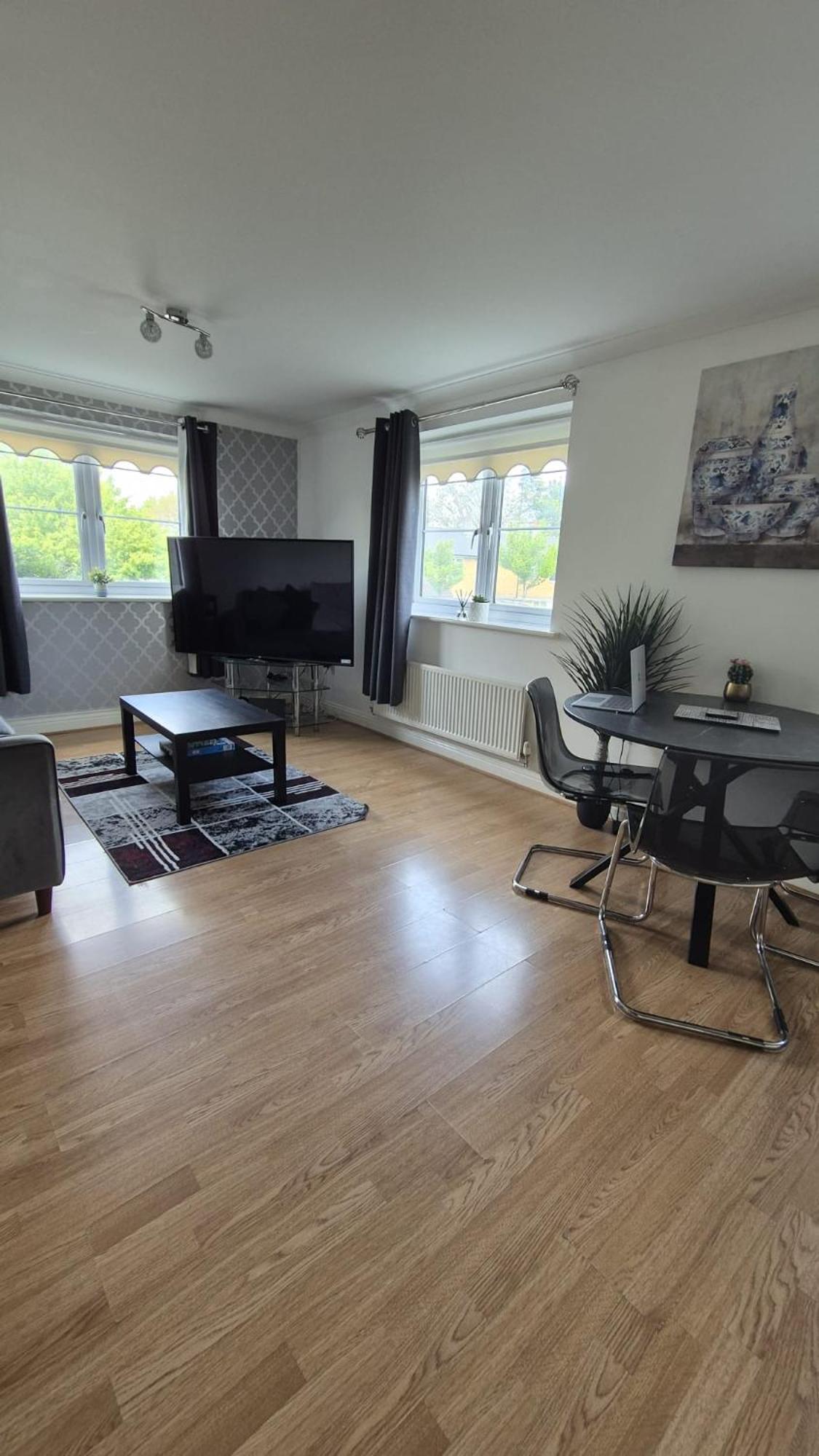 Spacious Ground Floor 2 Bedroom 2 Bathroom Flat In Hatfield Near Hertfordshire Private Car Park Sleeps 5-6 Apartment