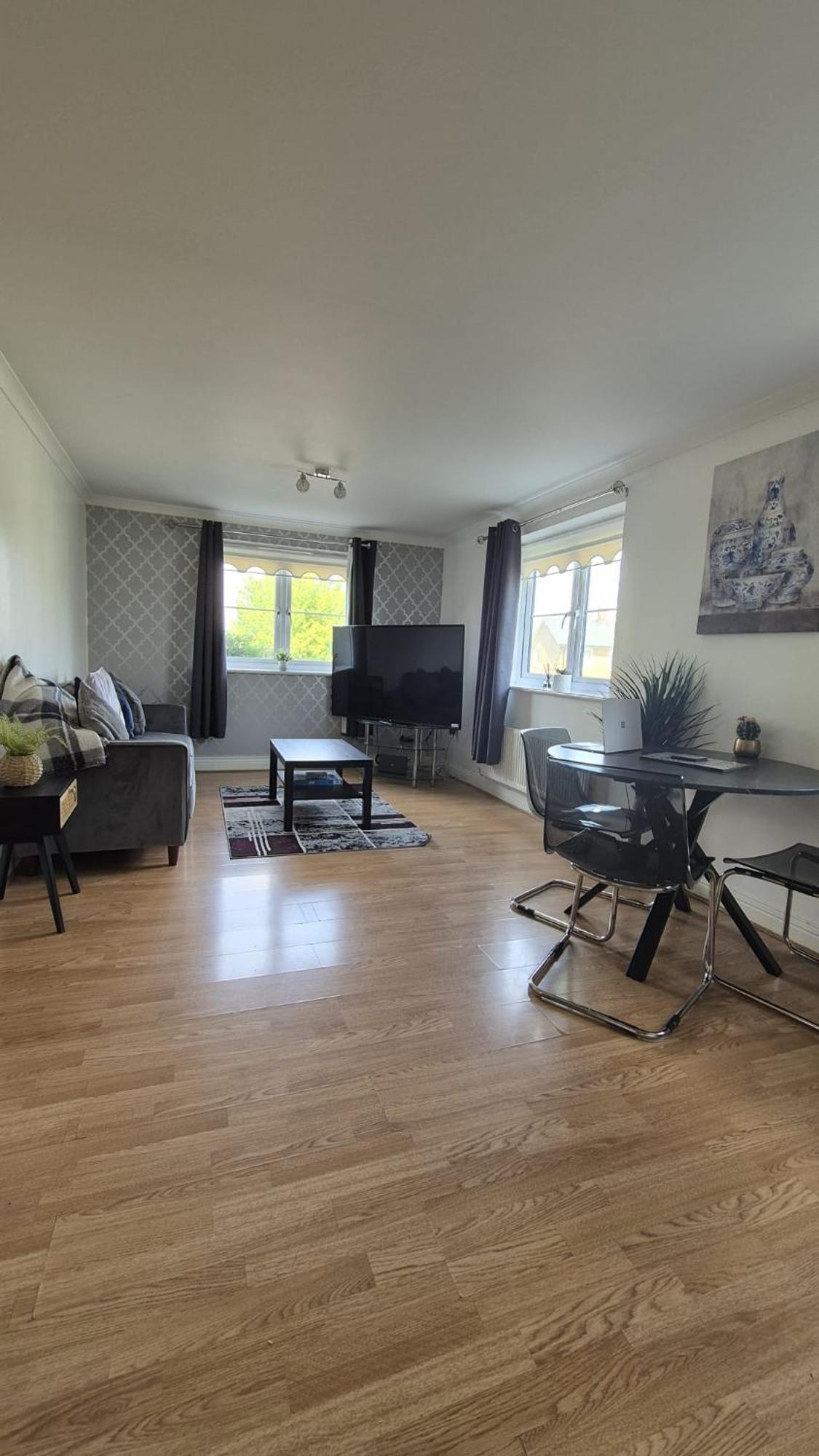 Spacious Ground Floor 2 Bedroom 2 Bathroom Flat In Hatfield Near Hertfordshire Private Car Park Sleeps 5-6 Apartment *
