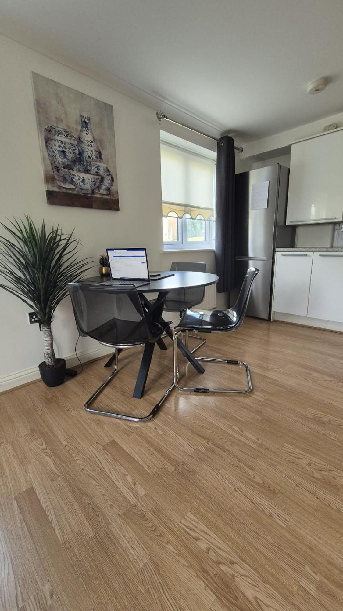 Spacious Ground Floor 2 Bedroom 2 Bathroom Flat In Hatfield Near Hertfordshire Private Car Park Sleeps 5-6 Hatfield (Hertfordshire)
